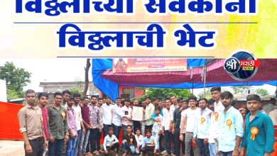 विठ्ठलाच्या सेवकांना विठ्ठलाच्या चित्राची भेट