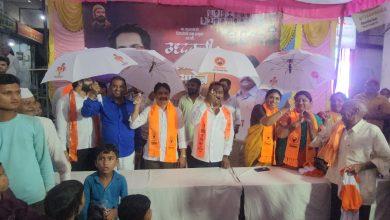 उध्दवसाहेब ठाकरेंच्या वाढदिवसानिमित्ताने कुलभूषण पाटलांच्या संकल्पनेतून छत्री व टीशर्ट वाटपआठवडाभरात संपूर्ण शहरात होणार वाटप