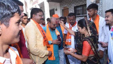 गुलाबराव पाटील यांच्या प्रचार रॅलीचा थरार: धनुष्यबाण आणि भगवे झेंडे सजवलेल्या कट-आउटसह भव्य मिरवणूक