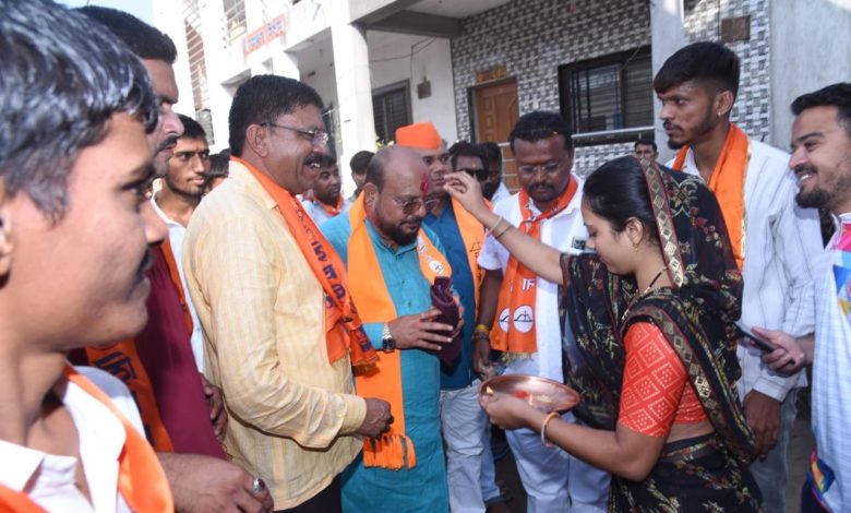 गुलाबराव पाटील यांच्या प्रचार रॅलीचा थरार: धनुष्यबाण आणि भगवे झेंडे सजवलेल्या कट-आउटसह भव्य मिरवणूक गुलाबराव पाटील यांच्या प्रचार रॅलीचा थरार: धनुष्यबाण आणि भगवे झेंडे सजवलेल्या कट-आउटसह भव्य मिरवणूक