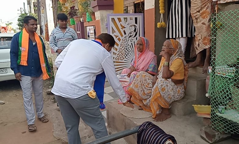 लाडक्या बहिणींनी आ. भोळे यांना ओवाळून विजयासाठी दिल्या सदिच्छा लाडक्या बहिणींनी आ. भोळे यांना ओवाळून विजयासाठी दिल्या सदिच्छा