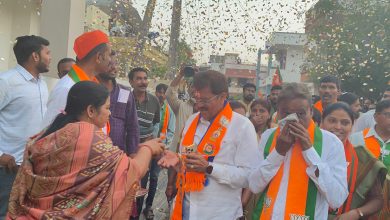 चाहत्यांचे निस्सीम प्रेम, आ. राजूमामांना चक्क जेसीबीने घातला भव्य पुष्पहार अन् केली पुष्पवृष्टी..!निवृत्ती, मुक्ताई, बी.जे. नगरात ओसंडून प्रेमवर्षाव, उत्स्फूर्त स्वागतासाठी लागली रीघ