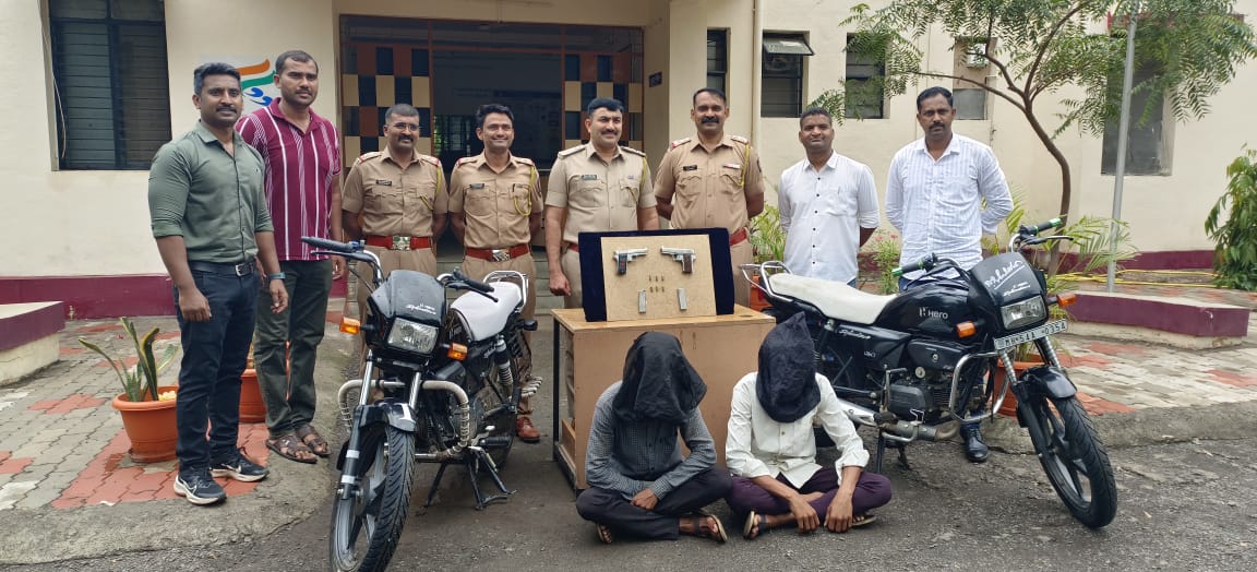 अमळनेरमध्ये धडाकेबाज पोलिस कारवाई! गावठी पिस्तुलांसह दोघे जेरबंद