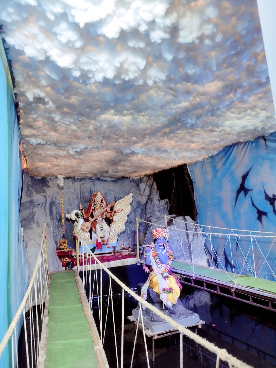 जळगावकरांनो! विघ्नहर्ता बहुउद्देशीय संस्थेत देवी मातेचे भव्य दर्शन – आकाशात ढग, चालता येणारा पूल-स्टाईल ब्रिज आणि श्रीकृष्णाचा अद्भुत संग!
