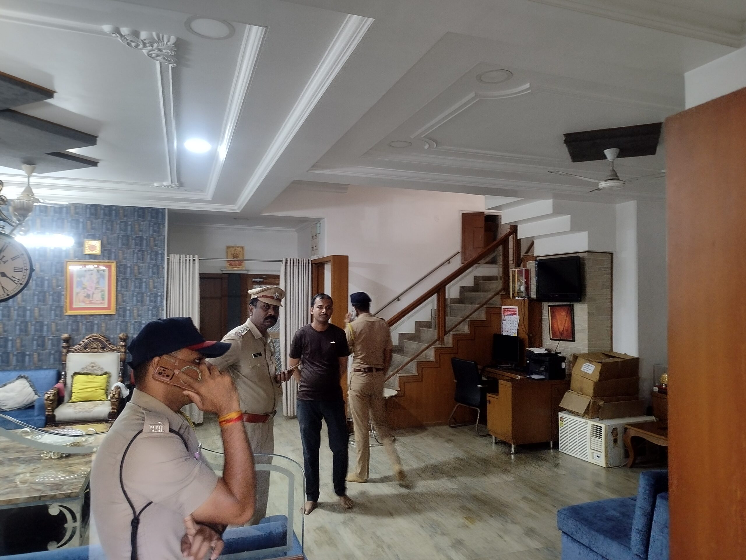 जळगाव: जळगाव शहरातील शिवराम नगर भागातील राष्ट्रवादी काँग्रेसचे नेते एकनाथ खडसे यांच्या 'मुक्ताई' बंगल्यात चोरी झाल्याची घटना उघडकीस आली आहे. या चोरीमुळे शहरात मोठी खळबळ उडाली आहे. मागील महिन्यातच खडसे यांच्या स्नुषा आणि मंत्री रक्षाताई खडसे यांच्या मुक्ताई नगर येथील पेट्रोल पंपावर दरोड्याची घटना ताजी असतानाच, आता थेट त्यांच्या जळगावमधील निवासस्थानी चोरी झाल्याने राजकीय नेत्यांची घरेही सुरक्षित नसल्याचे दिसून येत आहे. प्राप्त माहितीनुसार, एकनाथ खडसे हे बहुतांशी मुक्ताई नगर येथे वास्तव्यास असल्याने जळगावमधील शिवराम नगर येथील 'मुक्ताई' बंगल्याला कुलूप लावलेले होते. आज सकाळी खडसे यांच्याकडील कर्मचारी नेहमीप्रमाणे बंगल्यावर आले असता, त्यांना घराच्या दाराचे कुलूप तुटलेले दिसले. त्यांनी घरात प्रवेश करून पाहणी केली असता, घरातील सामान अस्ताव्यस्त फेकलेले आढळले, ज्यामुळे घरात चोरी झाल्याचे स्पष्ट झाले. घडलेल्या प्रकाराची माहिती तात्काळ एकनाथ खडसे यांना देण्यात आली, त्यानंतर त्यांनी पोलिसांना संपर्क साधून घटनेची माहिती दिली. घटनेची माहिती मिळताच पोलिसांनी तातडीने मुक्ताई बंगल्याकडे धाव घेतली असून, पंचनामा करण्याची आणि तपास करण्याची प्रक्रिया सुरू केली आहे. एका प्रमुख राजकीय नेत्याच्या निवासस्थानी चोरी झाल्याने जळगाव शहराच्या कायदा व सुव्यवस्थेवर प्रश्नचिन्ह निर्माण झाले आहे. या चोरीत नेमके किती नुकसान झाले आहे किंवा कोणकोणत्या वस्तू चोरीला गेल्या आहेत, याची नेमकी माहिती पोलिसांच्या तपासानंतरच समोर येईल. पोलीस परिसरातील सीसीटीव्ही फुटेज तपासून चोरांचा माग काढण्याचा प्रयत्न करत आहेत.