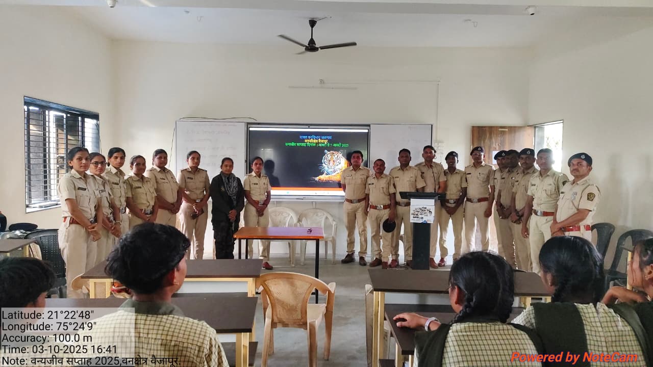 वन्यजीव सप्ताहानिमित्त आश्रम शाळा कर्जाना येथे सातपुड्यातील जैवविविधतेवर PPT सादरीकरण