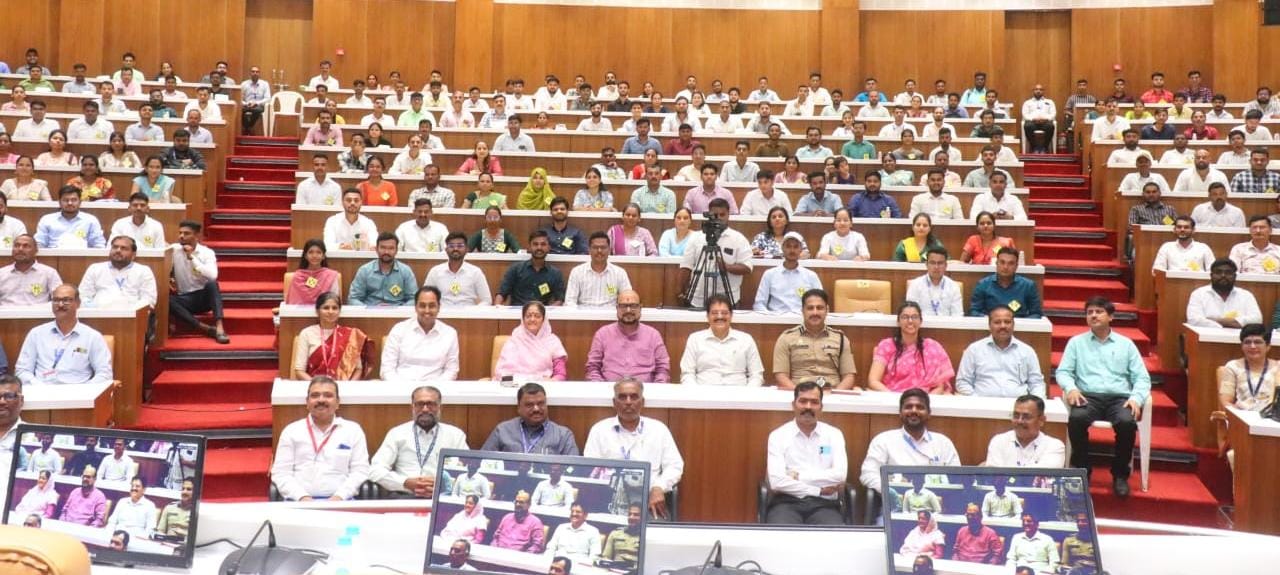 शासकीय नोकर नव्हे, जनतेचे सेवक व्हा - पालकमंत्री गुलाबराव पाटील