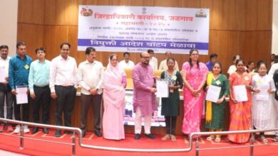 शासकीय नोकर नव्हे, जनतेचे सेवक व्हा – पालकमंत्री गुलाबराव पाटील